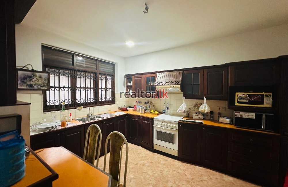 Front-Raw Living House For Sale In Colombo 04