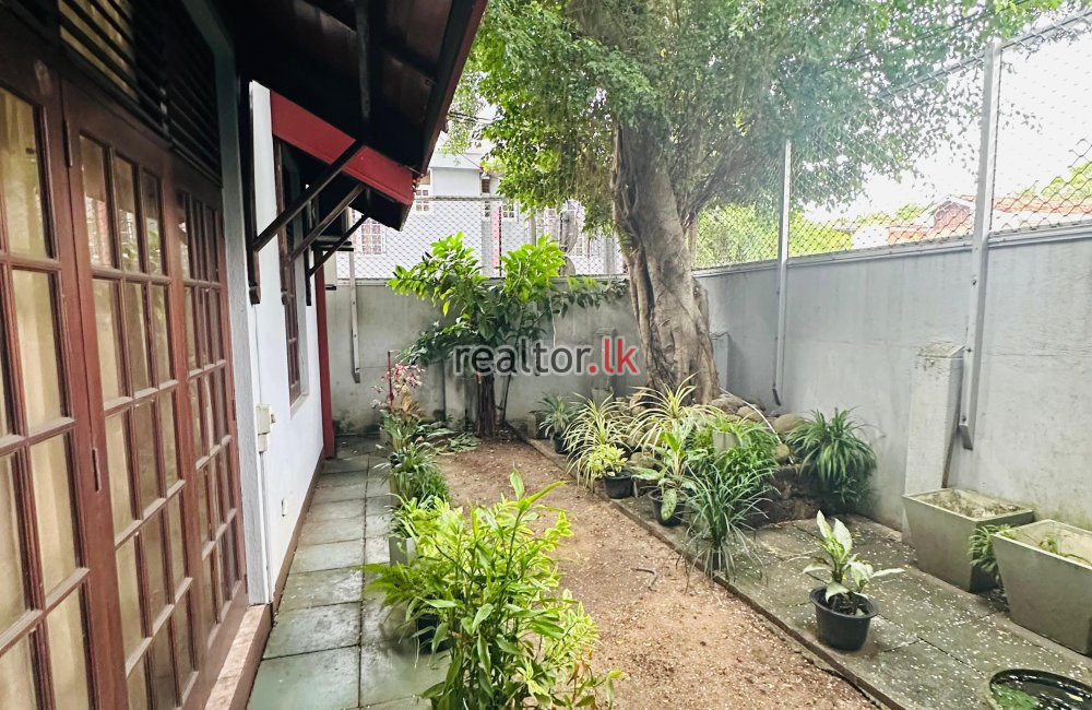 Front-Raw Living House For Sale In Colombo 04