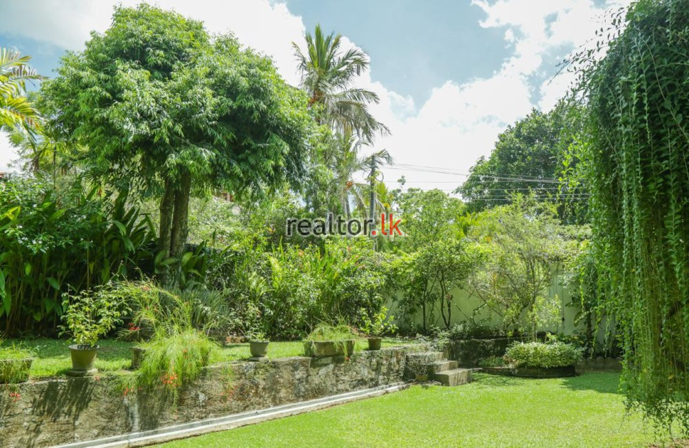 Two Story House In Robert Gunawardena Mawatha