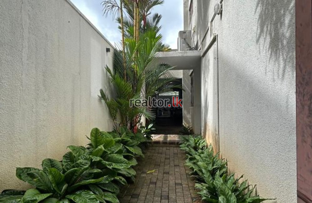 Three Story House For Sale In Battaramulla