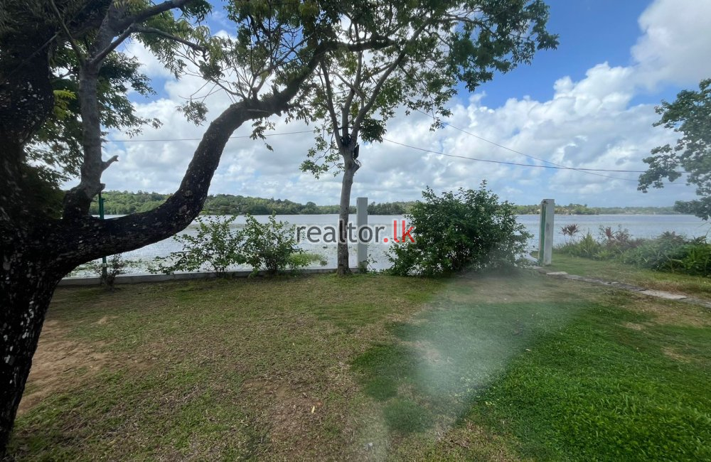 Lakefront Villa For Rent At Paraththa Rd Panadura