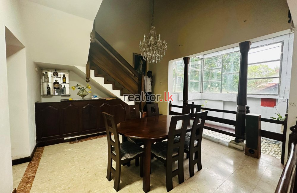 Front-Raw Living House For Sale In Colombo 04