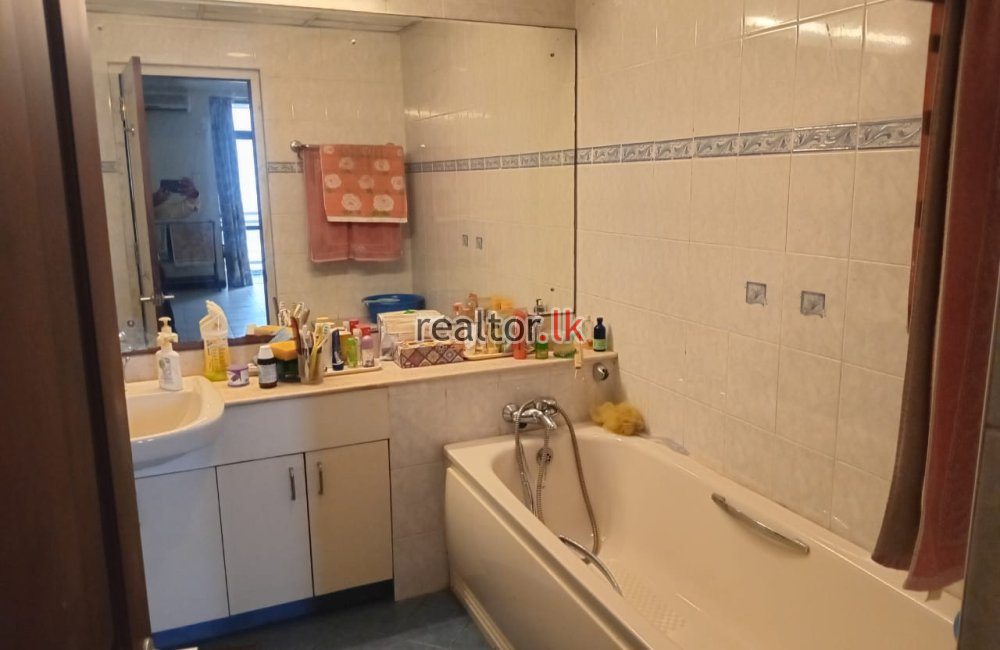 Four Bed For Sale In Hyde Park Residencies