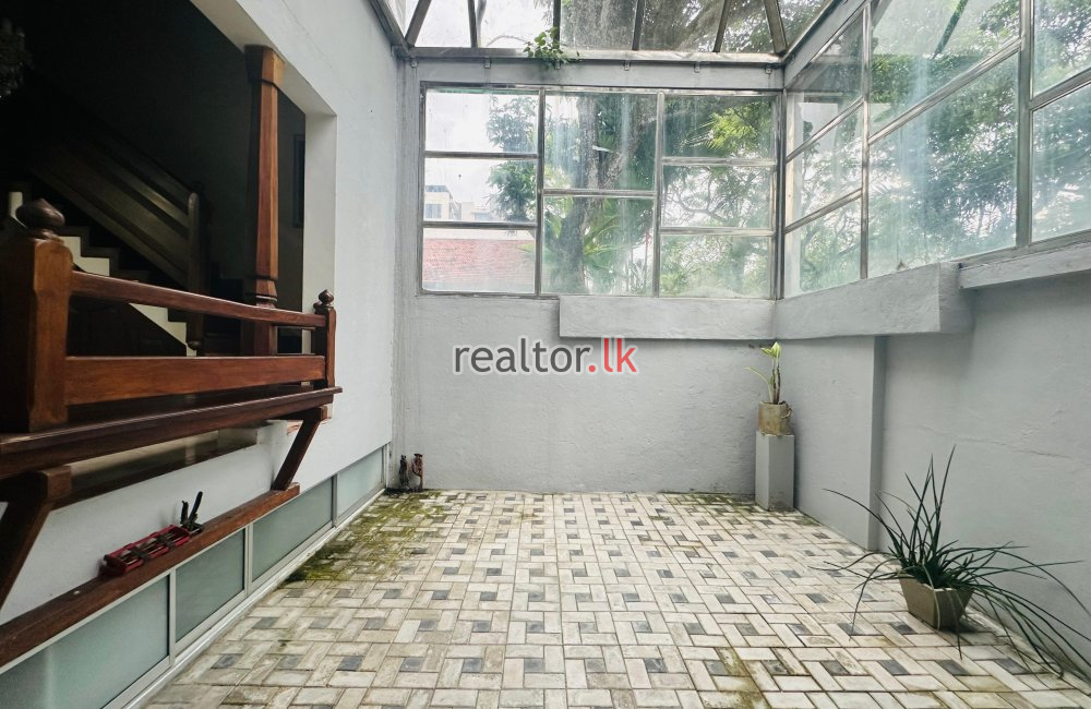 Front-Raw Living House For Sale In Colombo 04