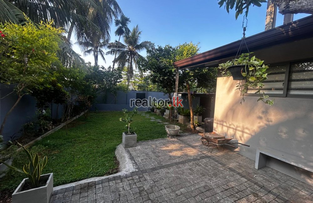 House For Sale At Thalapathpitiya Nugegoda