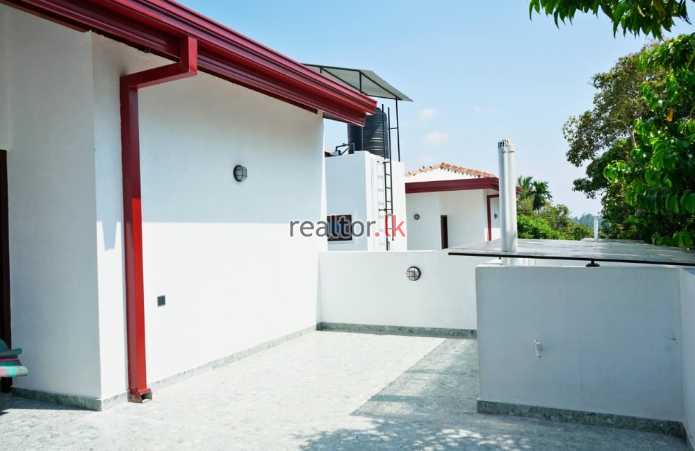 Madapatha Road House For Sale