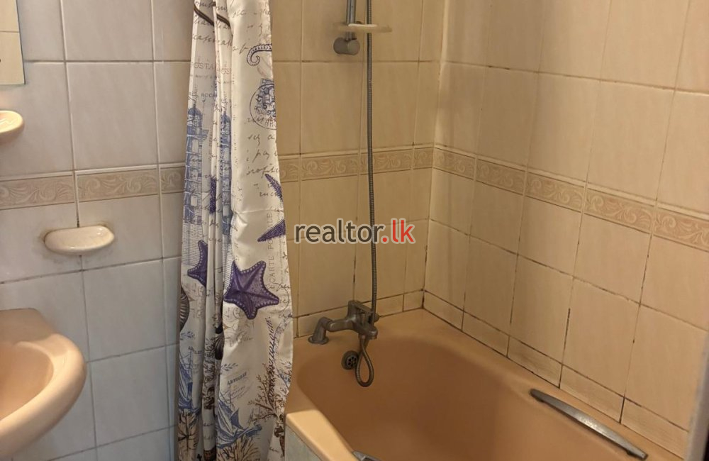 Three Bed For Sale At Queen\'s Court Apartments