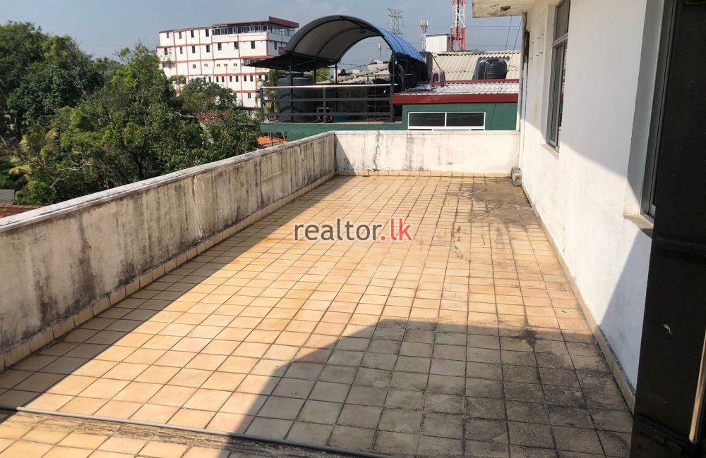 Facing Kandy Rd Building For Sale At Kelaniya