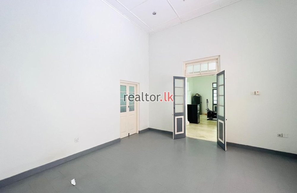 Colonial House For Rent In Colombo 5